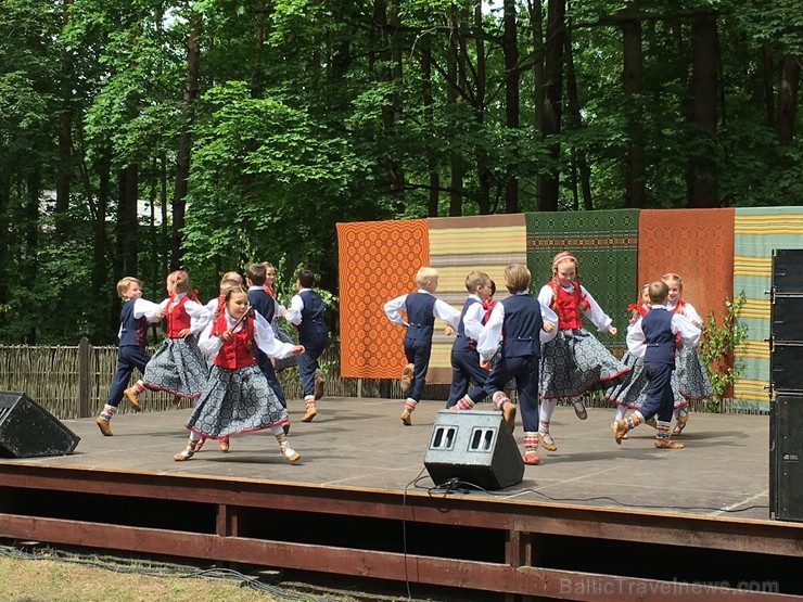 Latvijas Etnogrāfiskajā brīvdabas muzejā no 1. līdz 2. jūnijam jau 49. rīkoja Latviešu tautas lietišķās mākslas darinājumu Gadatirgu, kas pulcēja Latv Latvijas Etnogrāfiskajā brīvdabas muzejā no 1. līdz 2. jūnijam jau 49. rīkoja Latviešu tautas lietišķās mākslas darinājumu Gadatirgu, kas pulcēja Latv 256137