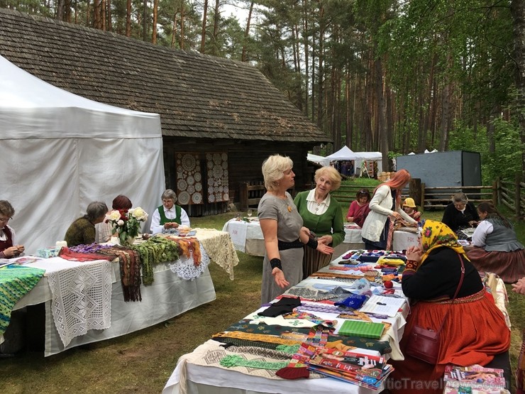 Latvijas Etnogrāfiskajā brīvdabas muzejā no 1. līdz 2. jūnijam jau 49. rīkoja Latviešu tautas lietišķās mākslas darinājumu Gadatirgu, kas pulcēja Latv Latvijas Etnogrāfiskajā brīvdabas muzejā no 1. līdz 2. jūnijam jau 49. rīkoja Latviešu tautas lietišķās mākslas darinājumu Gadatirgu, kas pulcēja Latv 256140