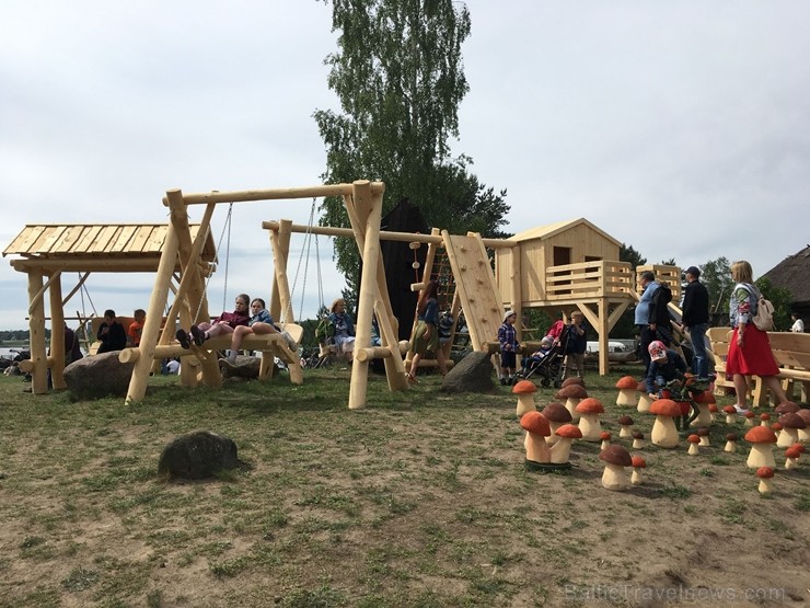 Latvijas Etnogrāfiskajā brīvdabas muzejā no 1. līdz 2. jūnijam jau 49. rīkoja Latviešu tautas lietišķās mākslas darinājumu Gadatirgu, kas pulcēja Latv Latvijas Etnogrāfiskajā brīvdabas muzejā no 1. līdz 2. jūnijam jau 49. rīkoja Latviešu tautas lietišķās mākslas darinājumu Gadatirgu, kas pulcēja Latv 256144