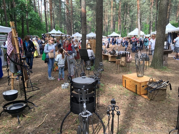 Latvijas Etnogrāfiskajā brīvdabas muzejā no 1. līdz 2. jūnijam jau 49. rīkoja Latviešu tautas lietišķās mākslas darinājumu Gadatirgu, kas pulcēja Latv Latvijas Etnogrāfiskajā brīvdabas muzejā no 1. līdz 2. jūnijam jau 49. rīkoja Latviešu tautas lietišķās mākslas darinājumu Gadatirgu, kas pulcēja Latv 256145