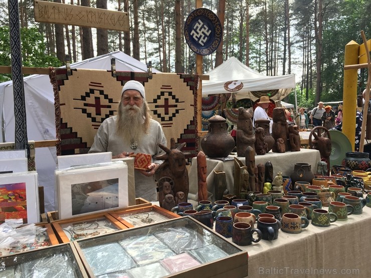 Latvijas Etnogrāfiskajā brīvdabas muzejā no 1. līdz 2. jūnijam jau 49. rīkoja Latviešu tautas lietišķās mākslas darinājumu Gadatirgu, kas pulcēja Latv Latvijas Etnogrāfiskajā brīvdabas muzejā no 1. līdz 2. jūnijam jau 49. rīkoja Latviešu tautas lietišķās mākslas darinājumu Gadatirgu, kas pulcēja Latv 256147