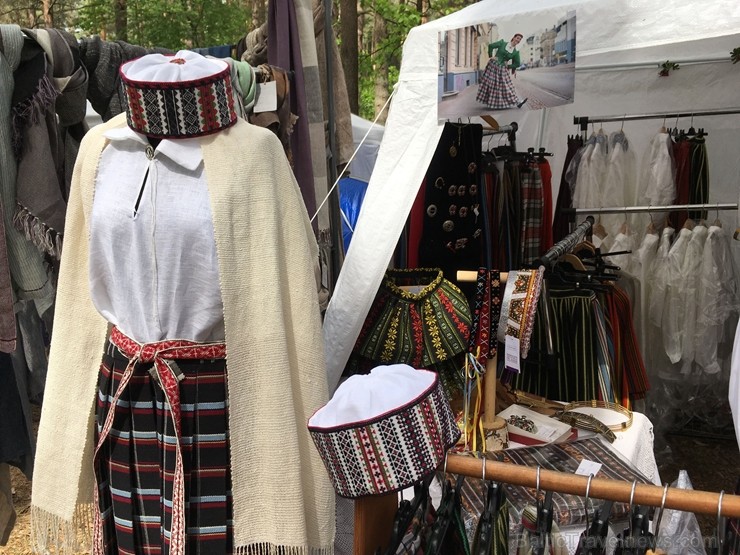 Latvijas Etnogrāfiskajā brīvdabas muzejā no 1. līdz 2. jūnijam jau 49. rīkoja Latviešu tautas lietišķās mākslas darinājumu Gadatirgu, kas pulcēja Latv Latvijas Etnogrāfiskajā brīvdabas muzejā no 1. līdz 2. jūnijam jau 49. rīkoja Latviešu tautas lietišķās mākslas darinājumu Gadatirgu, kas pulcēja Latv 256150