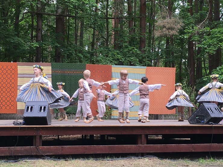 Latvijas Etnogrāfiskajā brīvdabas muzejā no 1. līdz 2. jūnijam jau 49. rīkoja Latviešu tautas lietišķās mākslas darinājumu Gadatirgu, kas pulcēja Latv Latvijas Etnogrāfiskajā brīvdabas muzejā no 1. līdz 2. jūnijam jau 49. rīkoja Latviešu tautas lietišķās mākslas darinājumu Gadatirgu, kas pulcēja Latv 256153