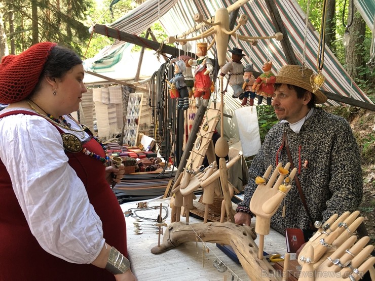Latvijas Etnogrāfiskajā brīvdabas muzejā no 1. līdz 2. jūnijam jau 49. rīkoja Latviešu tautas lietišķās mākslas darinājumu Gadatirgu, kas pulcēja Latv Latvijas Etnogrāfiskajā brīvdabas muzejā no 1. līdz 2. jūnijam jau 49. rīkoja Latviešu tautas lietišķās mākslas darinājumu Gadatirgu, kas pulcēja Latv 256156
