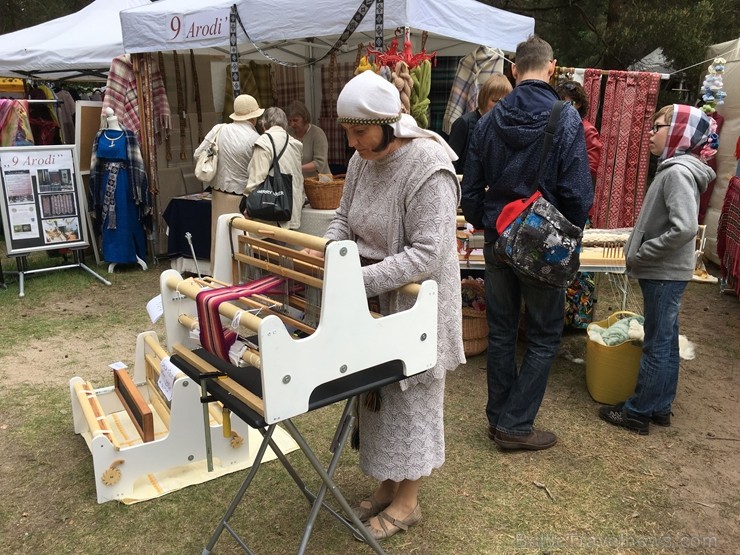 Latvijas Etnogrāfiskajā brīvdabas muzejā no 1. līdz 2. jūnijam jau 49. rīkoja Latviešu tautas lietišķās mākslas darinājumu Gadatirgu, kas pulcēja Latv Latvijas Etnogrāfiskajā brīvdabas muzejā no 1. līdz 2. jūnijam jau 49. rīkoja Latviešu tautas lietišķās mākslas darinājumu Gadatirgu, kas pulcēja Latv 256157