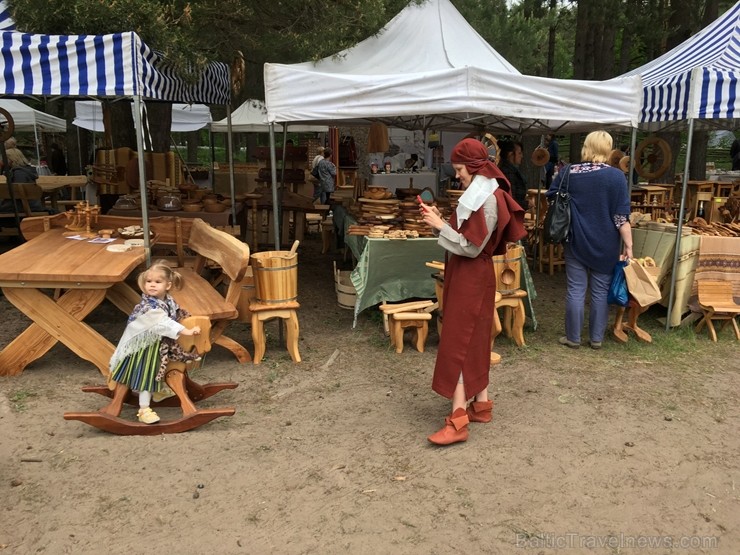 Latvijas Etnogrāfiskajā brīvdabas muzejā no 1. līdz 2. jūnijam jau 49. rīkoja Latviešu tautas lietišķās mākslas darinājumu Gadatirgu, kas pulcēja Latv Latvijas Etnogrāfiskajā brīvdabas muzejā no 1. līdz 2. jūnijam jau 49. rīkoja Latviešu tautas lietišķās mākslas darinājumu Gadatirgu, kas pulcēja Latv 256158