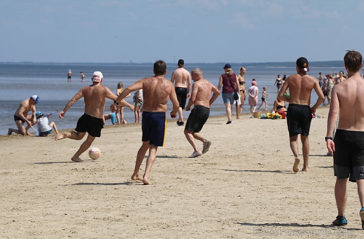 Jūrmala piedāvā karstu pludmali un dzestru peldi 256325