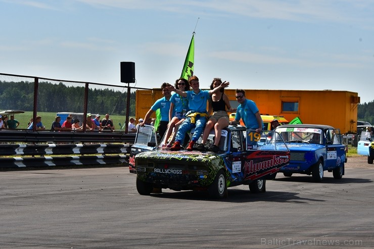 Rallijkrosa čempionāta 2. posms Salas novada Biržos pulcēja lielu skaitu sportistu un atbalstītāju, garantējot īpašu autosporta piepildītu brīvdienu Rallijkrosa čempionāta 2. posms Salas novada Biržos pulcēja lielu skaitu sportistu un atbalstītāju, garantējot īpašu autosporta piepildītu brīvdienu 257052
