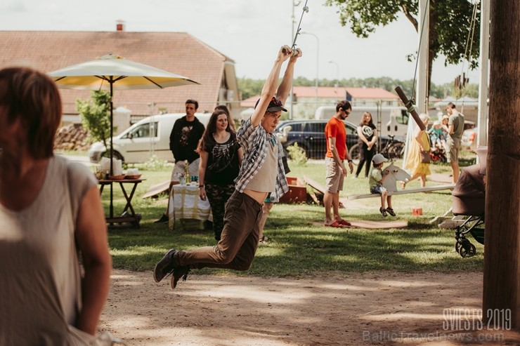 Brangi jo brangi Valmiermuižas parkā aizvadīts etnofestivāls SVIESTS 2019, kurā uzstājās pasaulē atzīti pašmāju mākslinieki Brangi jo brangi Valmiermuižas parkā aizvadīts etnofestivāls SVIESTS 2019, kurā uzstājās pasaulē atzīti pašmāju mākslinieki 257181