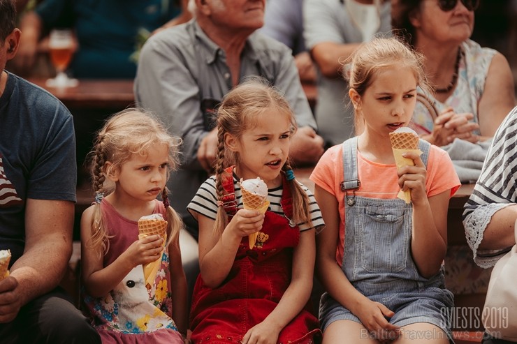 Brangi jo brangi Valmiermuižas parkā aizvadīts etnofestivāls SVIESTS 2019, kurā uzstājās pasaulē atzīti pašmāju mākslinieki Brangi jo brangi Valmiermuižas parkā aizvadīts etnofestivāls SVIESTS 2019, kurā uzstājās pasaulē atzīti pašmāju mākslinieki 257192