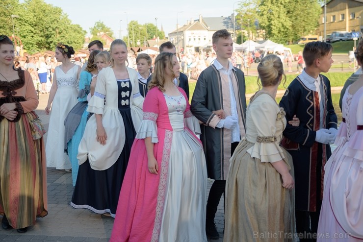 Rēzeknē15. jūnijā rīkoja Martas balli, kas veltīta Latgales novadniecei Martai Skavronskai, kurai liktenis bija lēmis kļūt par cara Pētera I sievu un Rēzeknē15. jūnijā rīkoja Martas balli, kas veltīta Latgales novadniecei Martai Skavronskai, kurai liktenis bija lēmis kļūt par cara Pētera I sievu un 257222