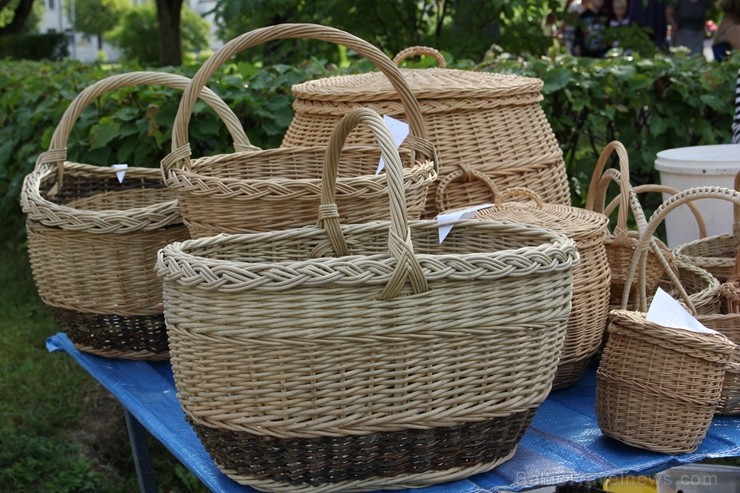 Gulbenes Zaļais tirdziņš notiek katra mēneša trešajā sestdienā un tajā var atrast tikai pašu novadnieku ražotu, audzētu un darinātu produkciju Gulbenes Zaļais tirdziņš notiek katra mēneša trešajā sestdienā un tajā var atrast tikai pašu novadnieku ražotu, audzētu un darinātu produkciju 257354