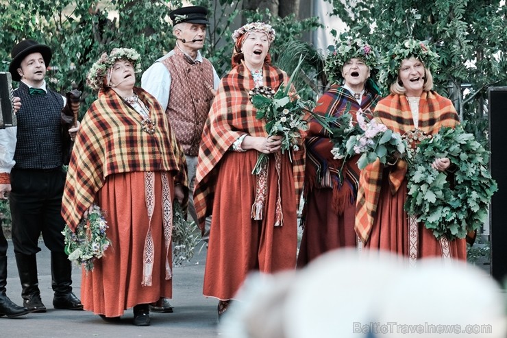 Jau vairākus gadus līgotāji, kuriem tuvāka ir tradicionālā Jāņu svinēšana, pulcējas Rīgas augstākajā kalnā – Dzegužkalnā Jau vairākus gadus līgotāji, kuriem tuvāka ir tradicionālā Jāņu svinēšana, pulcējas Rīgas augstākajā kalnā – Dzegužkalnā 257476