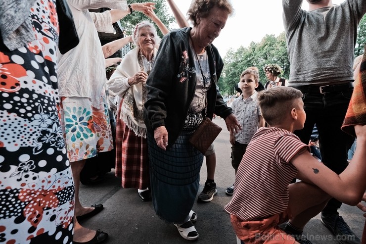 Jau vairākus gadus līgotāji, kuriem tuvāka ir tradicionālā Jāņu svinēšana, pulcējas Rīgas augstākajā kalnā – Dzegužkalnā Jau vairākus gadus līgotāji, kuriem tuvāka ir tradicionālā Jāņu svinēšana, pulcējas Rīgas augstākajā kalnā – Dzegužkalnā 257486