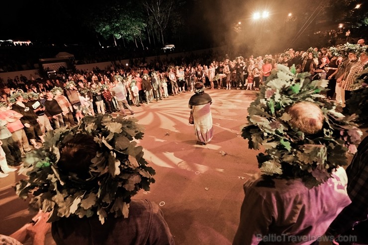 Jau vairākus gadus līgotāji, kuriem tuvāka ir tradicionālā Jāņu svinēšana, pulcējas Rīgas augstākajā kalnā – Dzegužkalnā Jau vairākus gadus līgotāji, kuriem tuvāka ir tradicionālā Jāņu svinēšana, pulcējas Rīgas augstākajā kalnā – Dzegužkalnā 257506