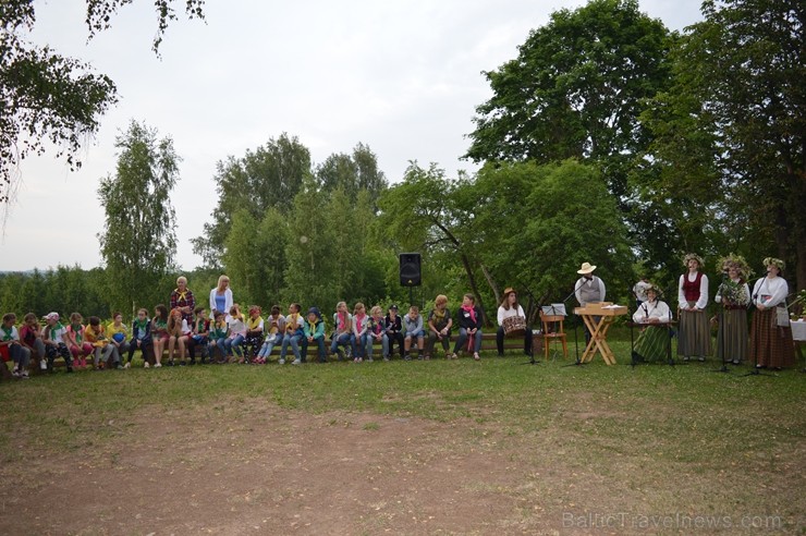 Ar ielīgošanas rituāliem, lustēm un dančiem Višķu pagasta estrādē aizritējis ikgadējais pasākums Ar ielīgošanas rituāliem, lustēm un dančiem Višķu pagasta estrādē aizritējis ikgadējais pasākums
