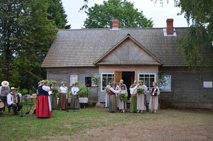Ar ielīgošanas rituāliem, lustēm un dančiem Višķu pagasta estrādē aizritējis ikgadējais pasākums Ar ielīgošanas rituāliem, lustēm un dančiem Višķu pagasta estrādē aizritējis ikgadējais pasākums
