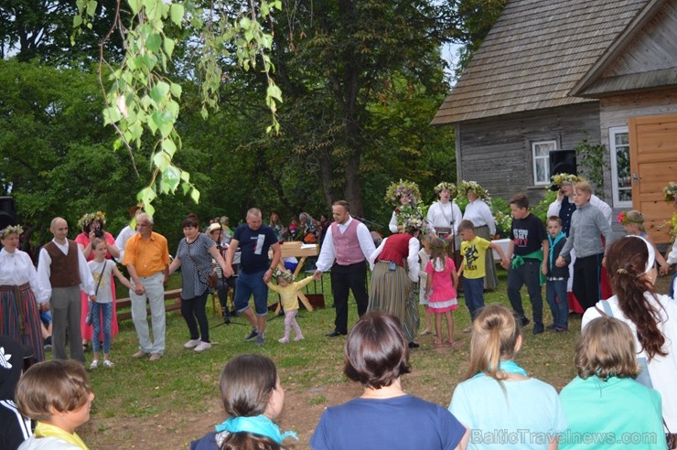Ar ielīgošanas rituāliem, lustēm un dančiem Višķu pagasta estrādē aizritējis ikgadējais pasākums Ar ielīgošanas rituāliem, lustēm un dančiem Višķu pagasta estrādē aizritējis ikgadējais pasākums