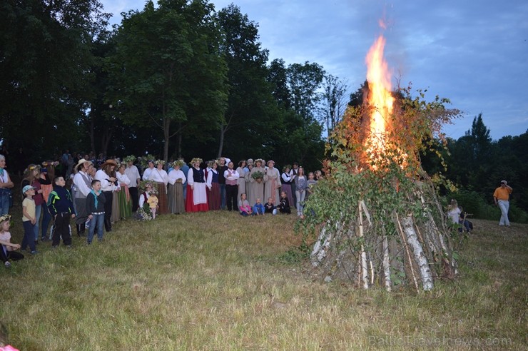Ar ielīgošanas rituāliem, lustēm un dančiem Višķu pagasta estrādē aizritējis ikgadējais pasākums Ar ielīgošanas rituāliem, lustēm un dančiem Višķu pagasta estrādē aizritējis ikgadējais pasākums