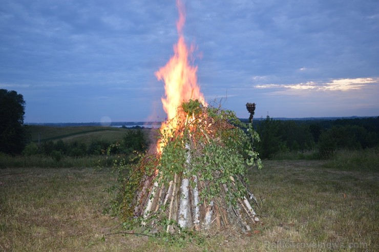 Ar ielīgošanas rituāliem, lustēm un dančiem Višķu pagasta estrādē aizritējis ikgadējais pasākums Ar ielīgošanas rituāliem, lustēm un dančiem Višķu pagasta estrādē aizritējis ikgadējais pasākums