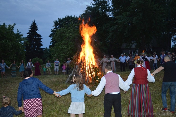 Ar ielīgošanas rituāliem, lustēm un dančiem Višķu pagasta estrādē aizritējis ikgadējais pasākums Ar ielīgošanas rituāliem, lustēm un dančiem Višķu pagasta estrādē aizritējis ikgadējais pasākums