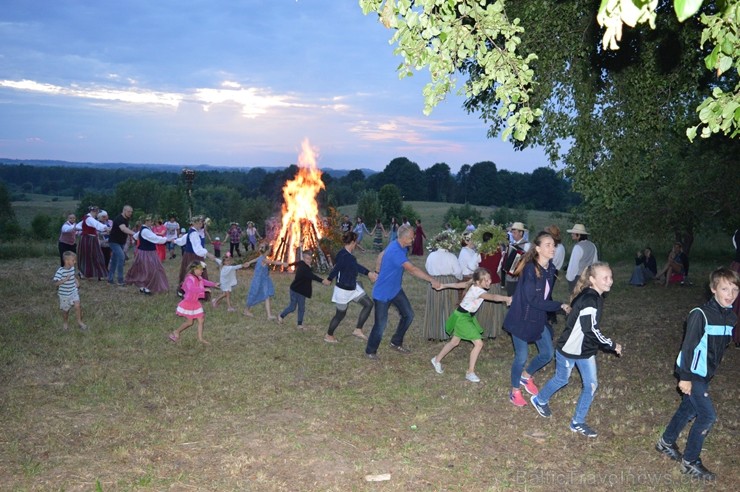 Ar ielīgošanas rituāliem, lustēm un dančiem Višķu pagasta estrādē aizritējis ikgadējais pasākums Ar ielīgošanas rituāliem, lustēm un dančiem Višķu pagasta estrādē aizritējis ikgadējais pasākums