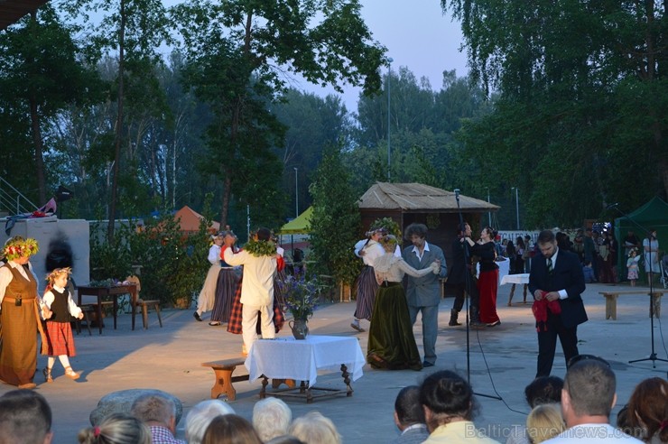 Ar ielīgošanas rituāliem, lustēm un dančiem Višķu pagasta estrādē aizritējis ikgadējais pasākums Ar ielīgošanas rituāliem, lustēm un dančiem Višķu pagasta estrādē aizritējis ikgadējais pasākums