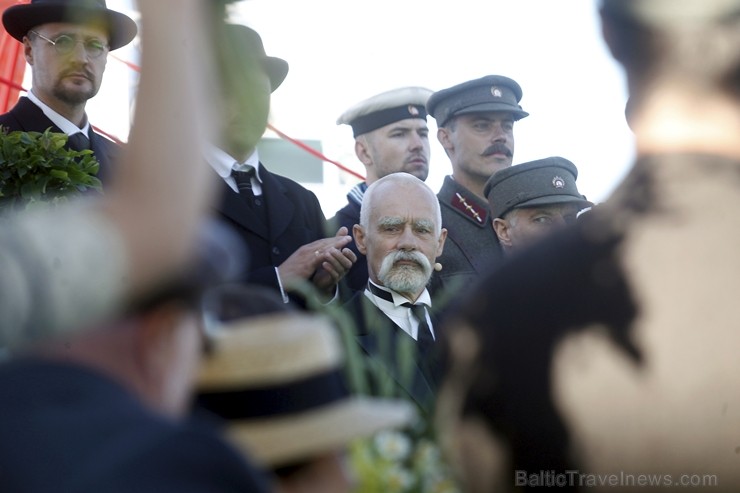 Pasākuma norises vieta Liepājā tika iekārtota precīzi un stilistiski atbilstoši 1919. gada vēsturisko fotoattēlu piemēriem Pasākuma norises vieta Liepājā tika iekārtota precīzi un stilistiski atbilstoši 1919. gada vēsturisko fotoattēlu piemēriem 258012