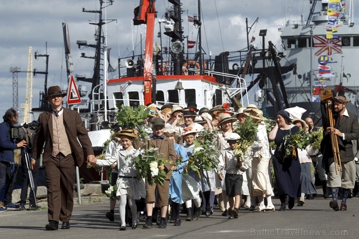 Pasākuma norises vieta Liepājā tika iekārtota precīzi un stilistiski atbilstoši 1919. gada vēsturisko fotoattēlu piemēriem Pasākuma norises vieta Liepājā tika iekārtota precīzi un stilistiski atbilstoši 1919. gada vēsturisko fotoattēlu piemēriem 258036