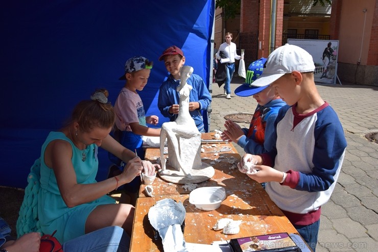 Daugavpilī notiekošā festivāla apmeklētājiem bija iespēja apskatīt unikālas izstādes un piedalīties daudzveidīgajās meistarklasēs Daugavpilī notiekošā festivāla apmeklētājiem bija iespēja apskatīt unikālas izstādes un piedalīties daudzveidīgajās meistarklasēs 258308