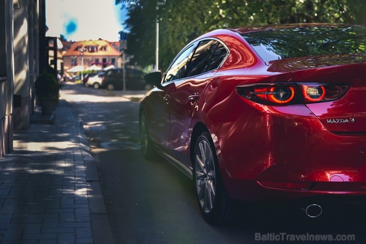 Vienam no kompaktās klases hečbekiem Mazda3 ir dvīņubrālis, kuru droši var saukt par vienu no skaistākajiem kompaktās klases sedaniem Vienam no kompaktās klases hečbekiem Mazda3 ir dvīņubrālis, kuru droši var saukt par vienu no skaistākajiem kompaktās klases sedaniem 258421