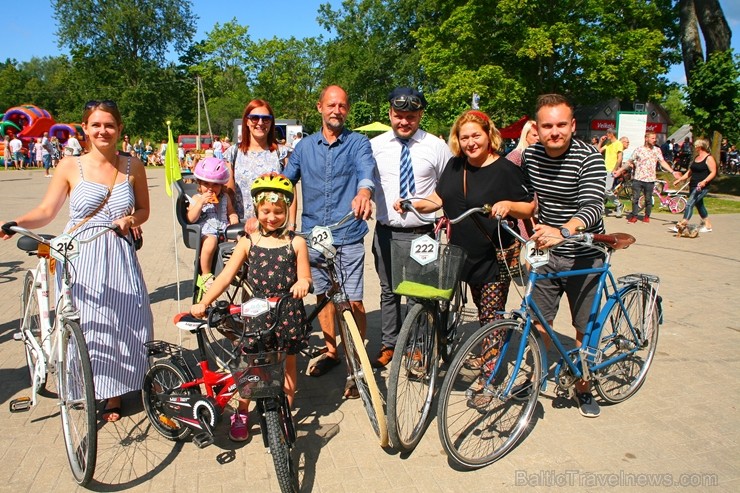Mazsalacā reizē ar pilsētas svētkiem jau devīto gadu svin Mazsalacā dzimušā amatnieka, velosipēdu izgatavotāja Gustava Ērenpreisa jubileju Mazsalacā reizē ar pilsētas svētkiem jau devīto gadu svin Mazsalacā dzimušā amatnieka, velosipēdu izgatavotāja Gustava Ērenpreisa jubileju 259610