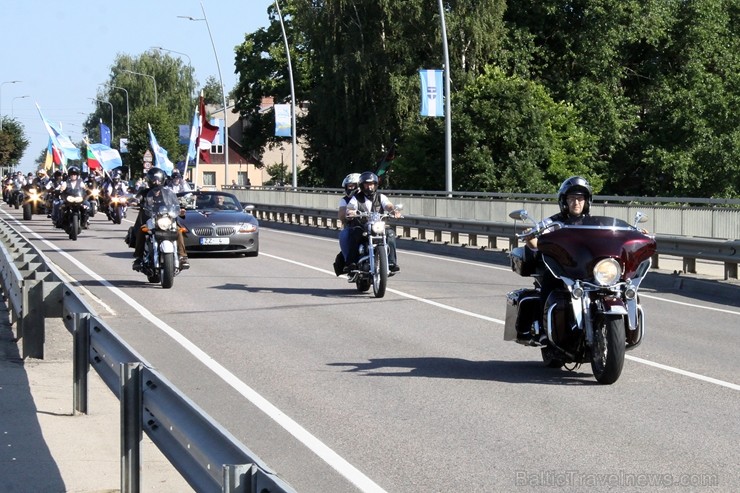 Ziedu rotā tērpjas ne vien Līvānos pilsētas laukumi un parki, bet pat Daugavas un Dubnas krasti un ūdeņi. Tāpēc ar moto ir Ziedu rotā tērpjas ne vien Līvānos pilsētas laukumi un parki, bet pat Daugavas un Dubnas krasti un ūdeņi. Tāpēc ar moto ir