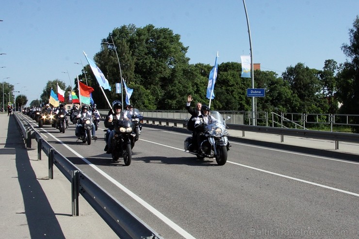 Ziedu rotā tērpjas ne vien Līvānos pilsētas laukumi un parki, bet pat Daugavas un Dubnas krasti un ūdeņi. Tāpēc ar moto ir Ziedu rotā tērpjas ne vien Līvānos pilsētas laukumi un parki, bet pat Daugavas un Dubnas krasti un ūdeņi. Tāpēc ar moto ir