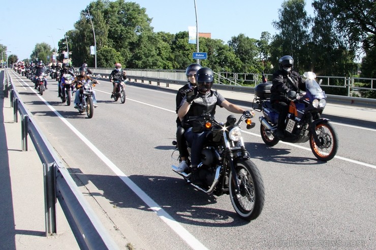 Ziedu rotā tērpjas ne vien Līvānos pilsētas laukumi un parki, bet pat Daugavas un Dubnas krasti un ūdeņi. Tāpēc ar moto ir Ziedu rotā tērpjas ne vien Līvānos pilsētas laukumi un parki, bet pat Daugavas un Dubnas krasti un ūdeņi. Tāpēc ar moto ir