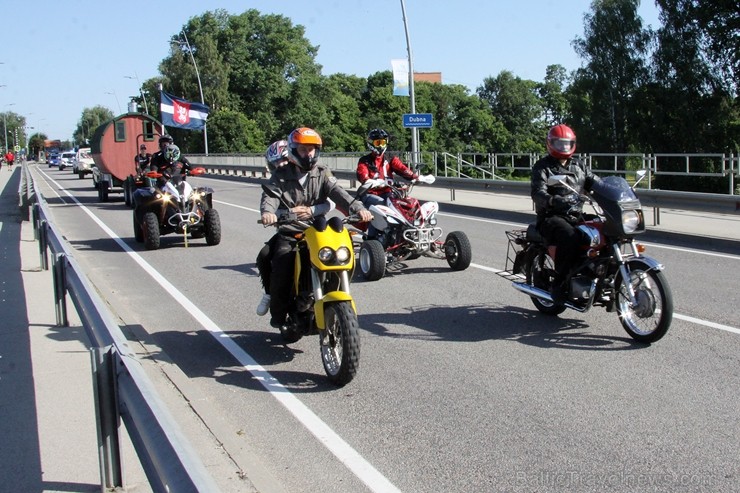 Ziedu rotā tērpjas ne vien Līvānos pilsētas laukumi un parki, bet pat Daugavas un Dubnas krasti un ūdeņi. Tāpēc ar moto ir Ziedu rotā tērpjas ne vien Līvānos pilsētas laukumi un parki, bet pat Daugavas un Dubnas krasti un ūdeņi. Tāpēc ar moto ir