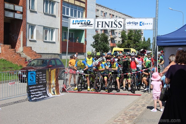Ziedu rotā tērpjas ne vien Līvānos pilsētas laukumi un parki, bet pat Daugavas un Dubnas krasti un ūdeņi. Tāpēc ar moto ir Ziedu rotā tērpjas ne vien Līvānos pilsētas laukumi un parki, bet pat Daugavas un Dubnas krasti un ūdeņi. Tāpēc ar moto ir