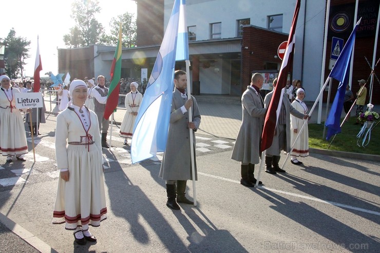 Ziedu rotā tērpjas ne vien Līvānos pilsētas laukumi un parki, bet pat Daugavas un Dubnas krasti un ūdeņi. Tāpēc ar moto ir Ziedu rotā tērpjas ne vien Līvānos pilsētas laukumi un parki, bet pat Daugavas un Dubnas krasti un ūdeņi. Tāpēc ar moto ir