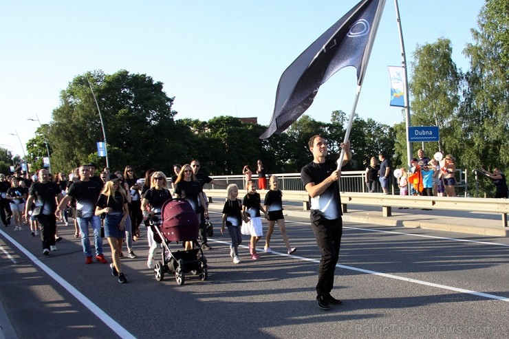 Ziedu rotā tērpjas ne vien Līvānos pilsētas laukumi un parki, bet pat Daugavas un Dubnas krasti un ūdeņi. Tāpēc ar moto ir Ziedu rotā tērpjas ne vien Līvānos pilsētas laukumi un parki, bet pat Daugavas un Dubnas krasti un ūdeņi. Tāpēc ar moto ir