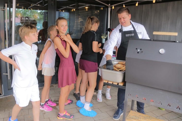 Durvis vēris piektais ģimenes restorāns Hercogs Jūrmalas Šoseja , kas atrodas SMS Tenisa centrā pa ceļam uz Jūrmalu, K.Ulmaņa gatvē 150 Durvis vēris piektais ģimenes restorāns Hercogs Jūrmalas Šoseja , kas atrodas SMS Tenisa centrā pa ceļam uz Jūrmalu, K.Ulmaņa gatvē 150 259894
