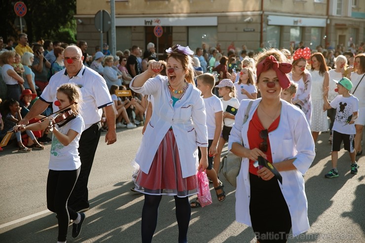 Valmierā nosvinēta pilsētas 736. Dzimšanas diena ar tradicionālām un jaunām aktivitātēm, kas iepriecinājušas ikvienu svētku dalībnieku Valmierā nosvinēta pilsētas 736. Dzimšanas diena ar tradicionālām un jaunām aktivitātēm, kas iepriecinājušas ikvienu svētku dalībnieku 260130