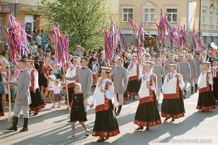 Valmierā nosvinēta pilsētas 736. Dzimšanas diena ar tradicionālām un jaunām aktivitātēm, kas iepriecinājušas ikvienu svētku dalībnieku Valmierā nosvinēta pilsētas 736. Dzimšanas diena ar tradicionālām un jaunām aktivitātēm, kas iepriecinājušas ikvienu svētku dalībnieku 260136
