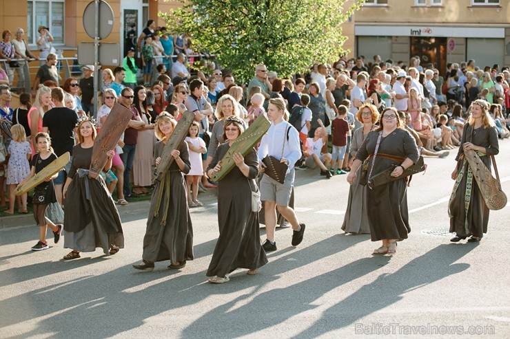 Valmierā nosvinēta pilsētas 736. Dzimšanas diena ar tradicionālām un jaunām aktivitātēm, kas iepriecinājušas ikvienu svētku dalībnieku Valmierā nosvinēta pilsētas 736. Dzimšanas diena ar tradicionālām un jaunām aktivitātēm, kas iepriecinājušas ikvienu svētku dalībnieku 260137