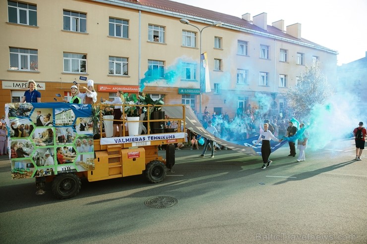 Valmierā nosvinēta pilsētas 736. Dzimšanas diena ar tradicionālām un jaunām aktivitātēm, kas iepriecinājušas ikvienu svētku dalībnieku Valmierā nosvinēta pilsētas 736. Dzimšanas diena ar tradicionālām un jaunām aktivitātēm, kas iepriecinājušas ikvienu svētku dalībnieku 260144