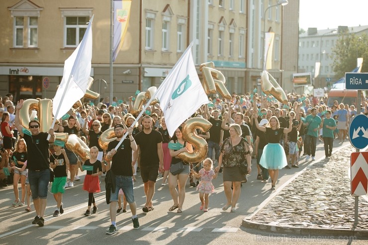 Valmierā nosvinēta pilsētas 736. Dzimšanas diena ar tradicionālām un jaunām aktivitātēm, kas iepriecinājušas ikvienu svētku dalībnieku Valmierā nosvinēta pilsētas 736. Dzimšanas diena ar tradicionālām un jaunām aktivitātēm, kas iepriecinājušas ikvienu svētku dalībnieku 260147