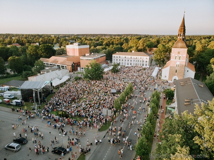 Valmierā nosvinēta pilsētas 736. Dzimšanas diena ar tradicionālām un jaunām aktivitātēm, kas iepriecinājušas ikvienu svētku dalībnieku Valmierā nosvinēta pilsētas 736. Dzimšanas diena ar tradicionālām un jaunām aktivitātēm, kas iepriecinājušas ikvienu svētku dalībnieku 260176