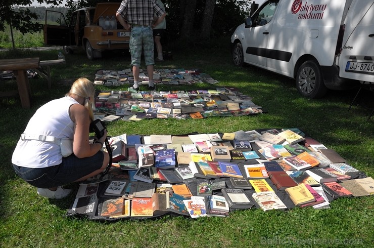 Amatas novada Āraišu vējdzirnavās Maizes dienā smaržoja klaipiņi, rosījās cepējas baltos priekšautos un pulciņiem vien nākca viesi - rudzu maizes cien Amatas novada Āraišu vējdzirnavās Maizes dienā smaržoja klaipiņi, rosījās cepējas baltos priekšautos un pulciņiem vien nākca viesi - rudzu maizes cien 260461