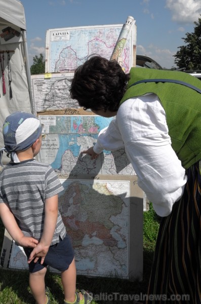 Amatas novada Āraišu vējdzirnavās Maizes dienā smaržoja klaipiņi, rosījās cepējas baltos priekšautos un pulciņiem vien nākca viesi - rudzu maizes cien Amatas novada Āraišu vējdzirnavās Maizes dienā smaržoja klaipiņi, rosījās cepējas baltos priekšautos un pulciņiem vien nākca viesi - rudzu maizes cien 260462