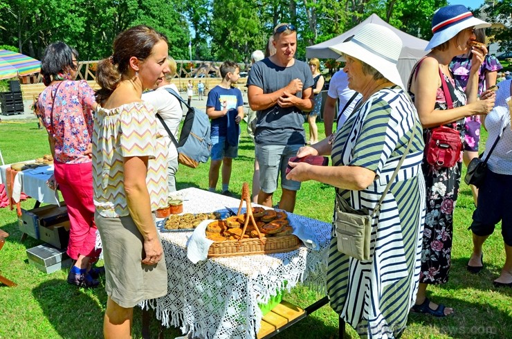 Sklandrauši ir pirmais Latvijas pārtikas produkts, kura ražošanu aizsargā Eiropas Savienība - šis gardums ir iekļauts Eiropas Komisijas reģistra sara Sklandrauši ir pirmais Latvijas pārtikas produkts, kura ražošanu aizsargā Eiropas Savienība - šis gardums ir iekļauts Eiropas Komisijas reģistra sara 260499