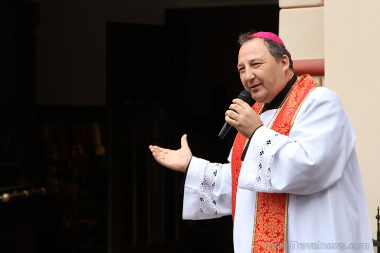 Sv. Jēkaba dienā tika atklāta un iesvētīta Latvijā pirmā gliemežvāka simbola zīme un izsniegta pirmā Latvijas svētceļnieka pase latvietim Bruno Skaram Sv. Jēkaba dienā tika atklāta un iesvētīta Latvijā pirmā gliemežvāka simbola zīme un izsniegta pirmā Latvijas svētceļnieka pase latvietim Bruno Skaram 260520